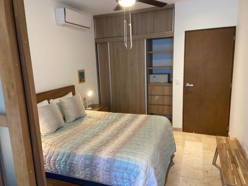 Ένα ή περισσότερα κρεβάτια σε δωμάτιο στο IPANA B113 inner court, quiet 1 Bedroom Apt