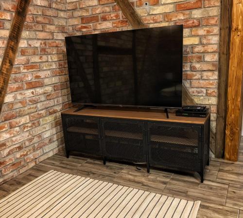 A television and/or entertainment centre at Mátrai Vadászház 3-Vintage Cottage