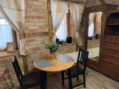 A seating area at Mátrai Vadászház 3-Vintage Cottage