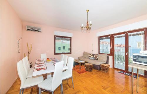 Two-Bedroom Apartment In Okrug Gornji