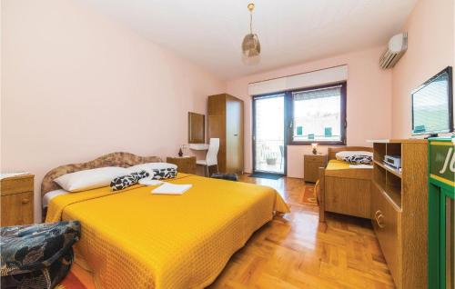 Two-Bedroom Apartment In Okrug Gornji