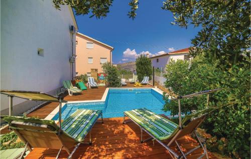 Two-Bedroom Apartment In Okrug Gornji