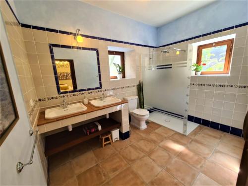 a bathroom with two sinks and a shower at Haciendita Gomera in San Sebastián de la Gomera