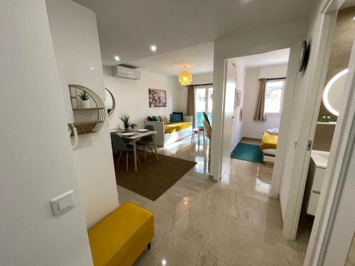 Elle offre une vue sur un salon et une salle à manger. dans l'établissement Superbe appartement idéalement situé à Cannes, à Cannes