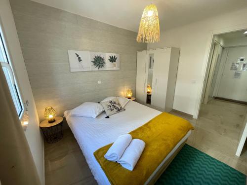 une chambre avec un grand lit blanc avec deux oreillers dans l'établissement Superbe appartement idéalement situé à Cannes, à Cannes