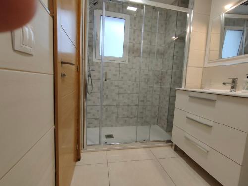 uma casa de banho com um chuveiro e um lavatório. em Casa Las Canteras em Las Palmas de Gran Canaria