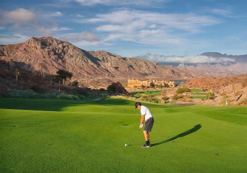 un hombre está jugando golf en un campo de golf en Villa del Palmar at the Islands of Loreto en Loreto