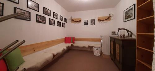 Zimmer mit Sofa und Waschbecken in der Unterkunft Studio Hochzillertal mit Wellnessbereich in Ried im Zillertal