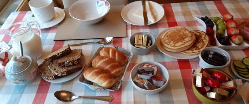 - une table avec des assiettes de petit-déjeuner dans l'établissement Ashling House Ardara on Wild Atlantic Way F94T6N7, à Ardara