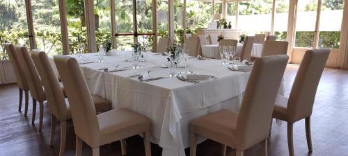 Un restaurante o sitio para comer en Hotel Parco Borromeo - Monza Brianza