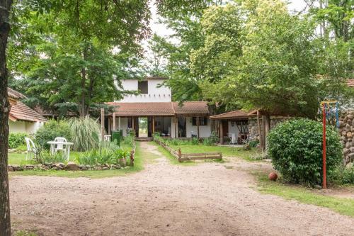 洛斯雷特斯Tacuifi I - Cabañas的前面有一条土路的房子