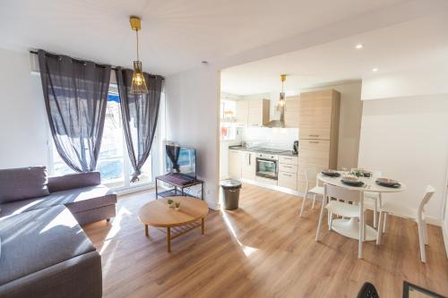 un salon avec un canapé et une table dans l'établissement Le Pelletan - 8 couchages proche Gare - Joliette, à Marseille