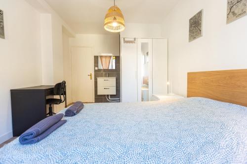 1 dormitorio con 1 cama grande y escritorio en Le Pelletan - 8 couchages proche Gare - Joliette, en Marsella