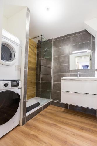 une salle de bain avec un lavabo et une machine à laver dans l'établissement Le Pelletan - 8 couchages proche Gare - Joliette, à Marseille