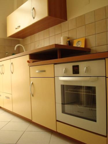 La cuisine est équipée d'un four et de placards blancs. dans l'établissement Domus Sea and City, à Marseille