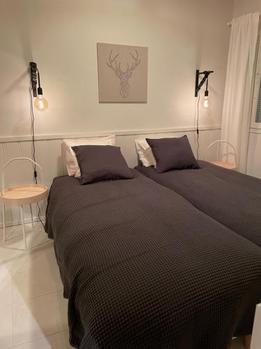 1 dormitorio con 2 camas, mesa y luces en Yllästar 207 en Äkäslompolo