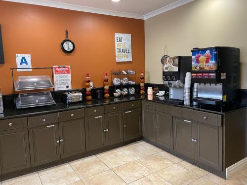 Utensilios para hacer té y café en Ramada by Wyndham San Diego Poway Miramar