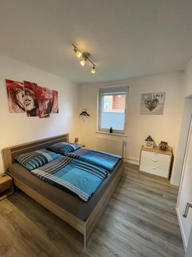 una camera con un grande letto e una finestra di LaPurka I a Nordhorn