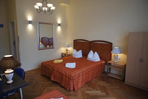Una cama o camas en una habitación de Hotel Elite Heidelberg