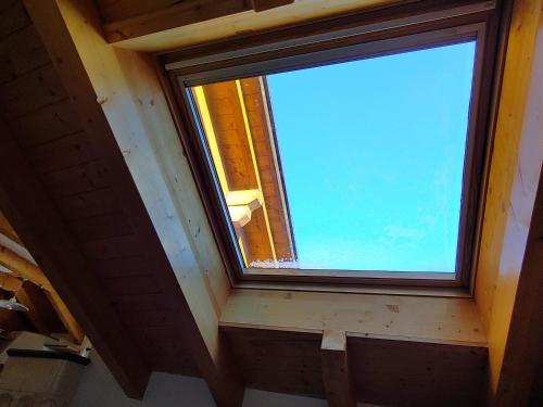 an attic window in a house with the sky at Appartamento Al Brenz in Croviana