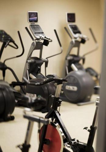 a row of exercise bikes in a gym at Hotel Bonaventure Montreal in Montréal