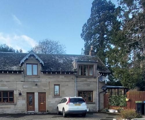 uma casa com um carro estacionado em frente em Balnakiel Cottage, Galashiels em Torwoodlee