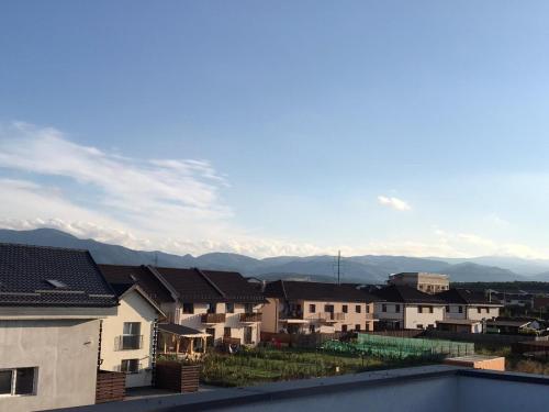a view of a city with houses and mountains at Fok Flat Sibiu in Turnişor