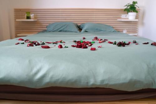 a bunch of roses laying on a bed at APARTAMENTO con Jardín en Bádames in Bádames