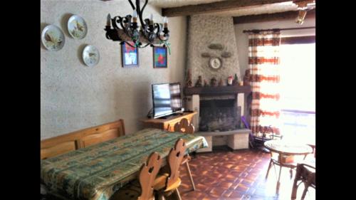 a bedroom with a bed and a tv and a fireplace at Im Spiss in Macugnaga