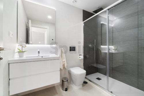 Koupelna v ubytování Exclusive apartment in Flamenca Village with gym, sauna, 3 pools - 600 m from the beach