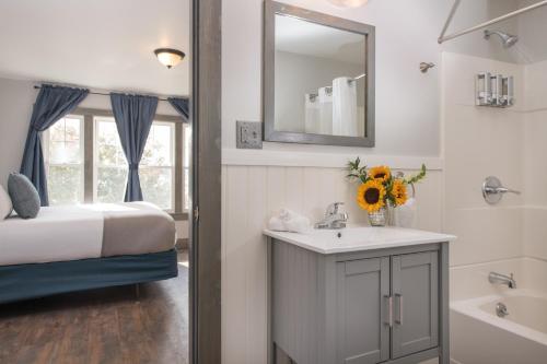 A bathroom at Lake Bomoseen Lodge