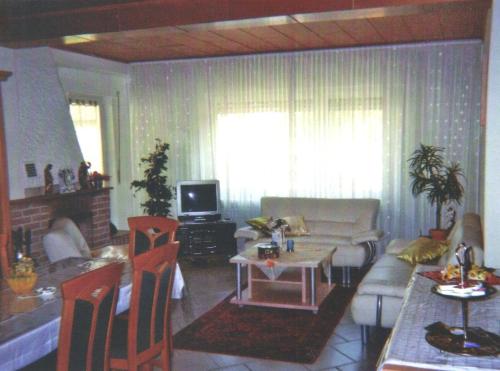 sala de estar con sofá y mesa en Pension Deimel, en Hallenberg
