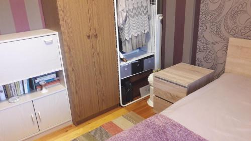 Habitación pequeña con cama y armario en Csilla Nyaraló en Szentendre