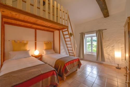 เตียงในห้องที่ Domaine De Fraisse