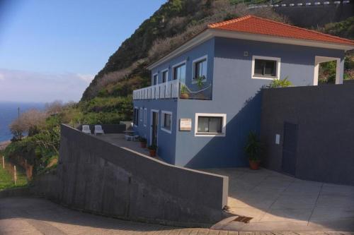 uma casa azul no topo de uma colina em Casa Azul - Ocean View em Porto Moniz