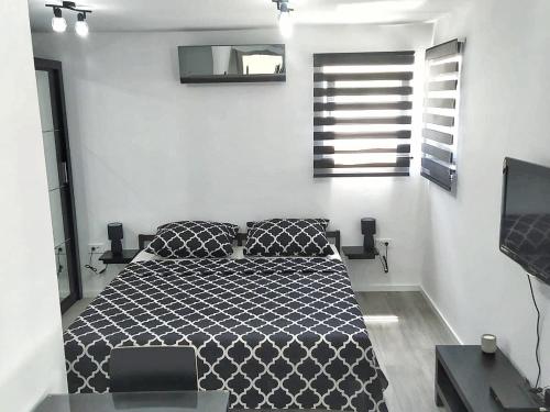 Un dormitorio con una cama en blanco y negro y una ventana. en Apartments Dora 2, en Bibinje
