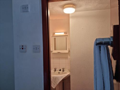ブラックプールにあるFern Villaのバスルーム(洗面台、鏡付)