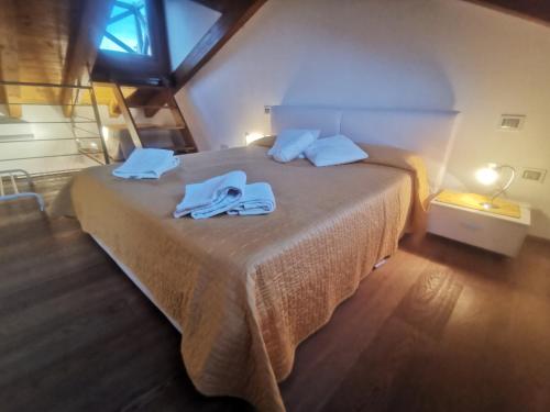 a bedroom with a bed with two towels on it at Pandora Flat with Altana in Venice