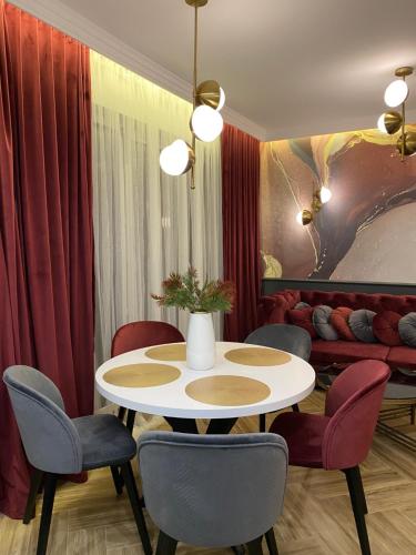 uma sala de jantar com uma mesa e cadeiras e um sofá em Family & Business Sauna Apartments No15 Leśny nad Zalewem Cedzyna Unikat - 3 Bedroom with Private Sauna, Bath with Hydromassage, Terrace, Garage, Catering Options em Kielce