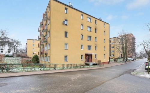 żółty budynek po stronie ulicy w obiekcie Mieszkanie Spokojny Sopot w mieście Sopot