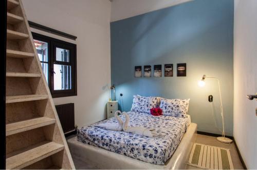 Giường trong phòng chung tại Karteros House 1300meters from the beach!