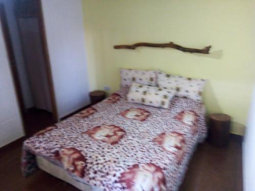 a bedroom with a bed with puppies on it at Cabaña en el lago in Trapiche