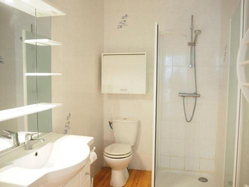 y baño con ducha, aseo y lavamanos. en Holiday home, Villemagne-l'Argentière, en Villemagne