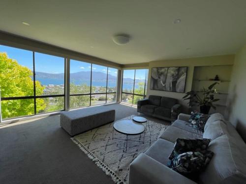 荷伯特的住宿－Hobart panoramic view with Spas，客厅配有沙发和桌子