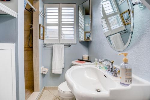 Kylpyhuone majoituspaikassa Bay Escape & Ocean Away