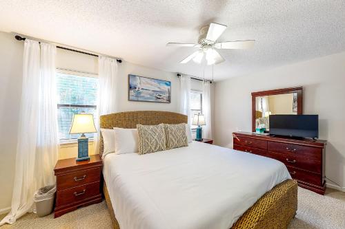 a bedroom with a bed and a ceiling fan at Seas the Day in Mallory Park