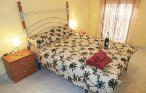 ロス・アルカサレスにあるAmazing Apartment In Los Alczares With 3 Bedrooms And Wifiのベッドルーム1室(ワイン1本付)
