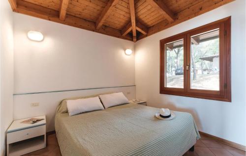 1 dormitorio con cama y ventana en Novamiramare 5 en Belvedere