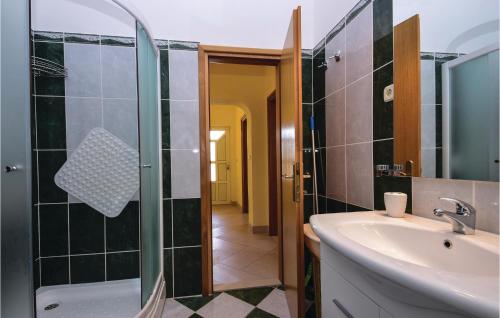 A bathroom at Cozy Home In Brodarica With Wifi