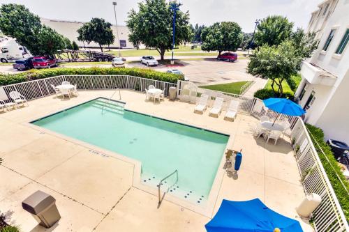 a patio area with a pool table and chairs at Motel 6-Lewisville, TX - Dallas in Lewisville